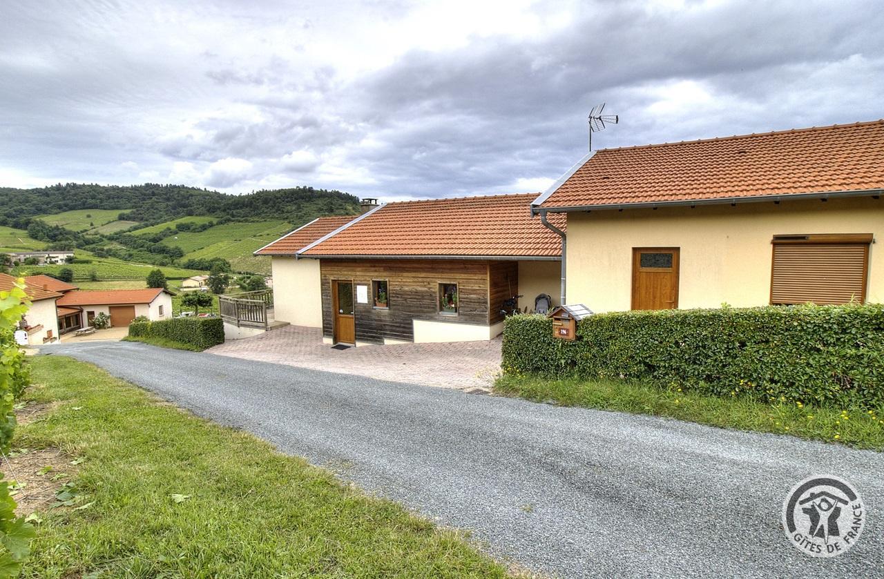 Les 3 Gîtes du Vignoble Aufranc - pour  28 personnes au total à Fleurie dans le Beaujolais des Crus - vignoble - Rhône : Gîte n° 3084 l'arrivée sur le domaine.