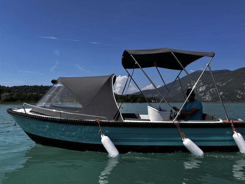 Bateau sans permis sur le lac dAiguebelette