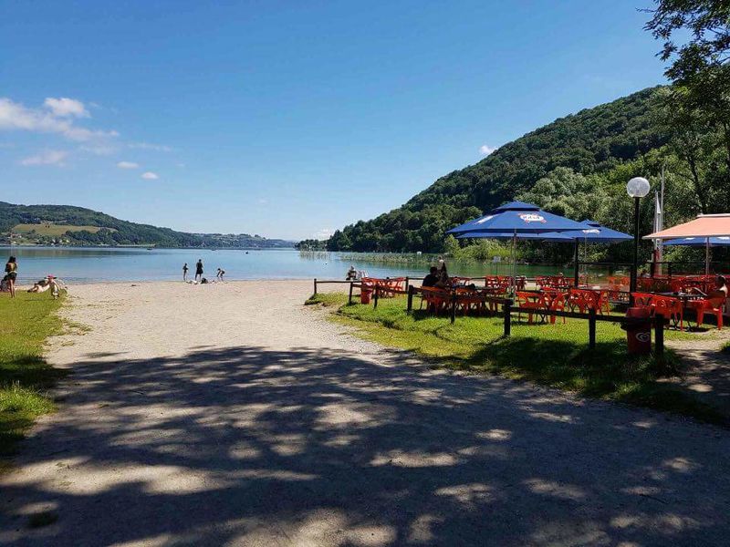 La plage de Charavines et le restaurant