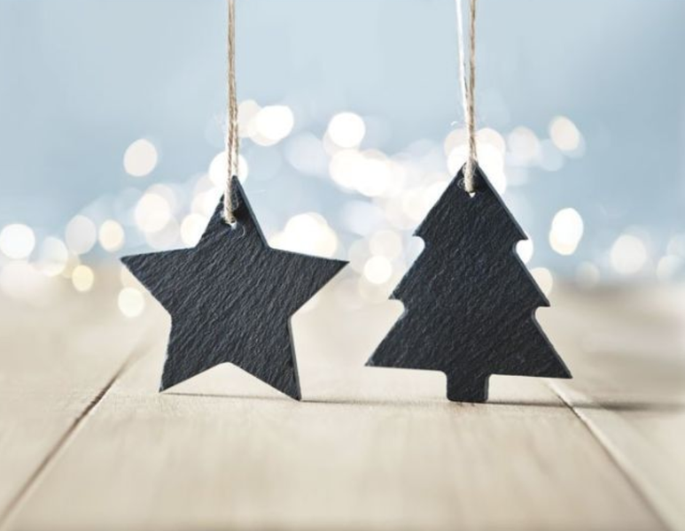 Workshop decoratie van feestelijke hangers van leisteen_Les Gets