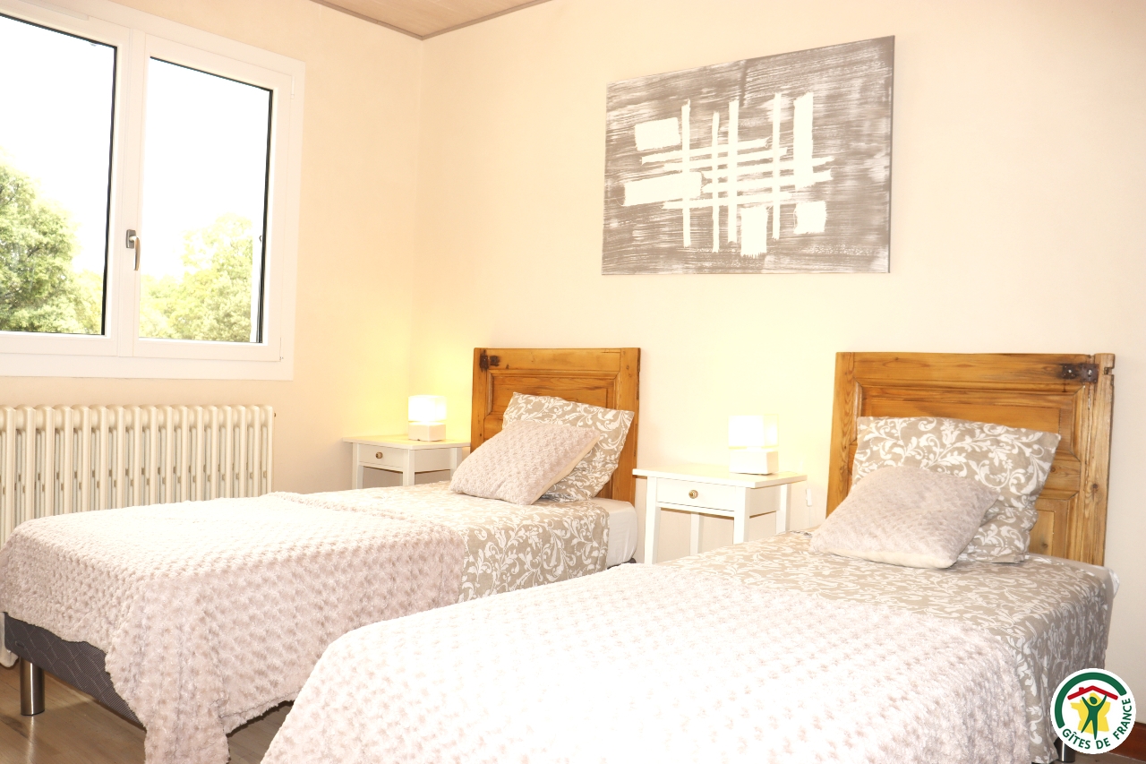 Chambre 3 avec 2 lits simples (2x90) et rangements.