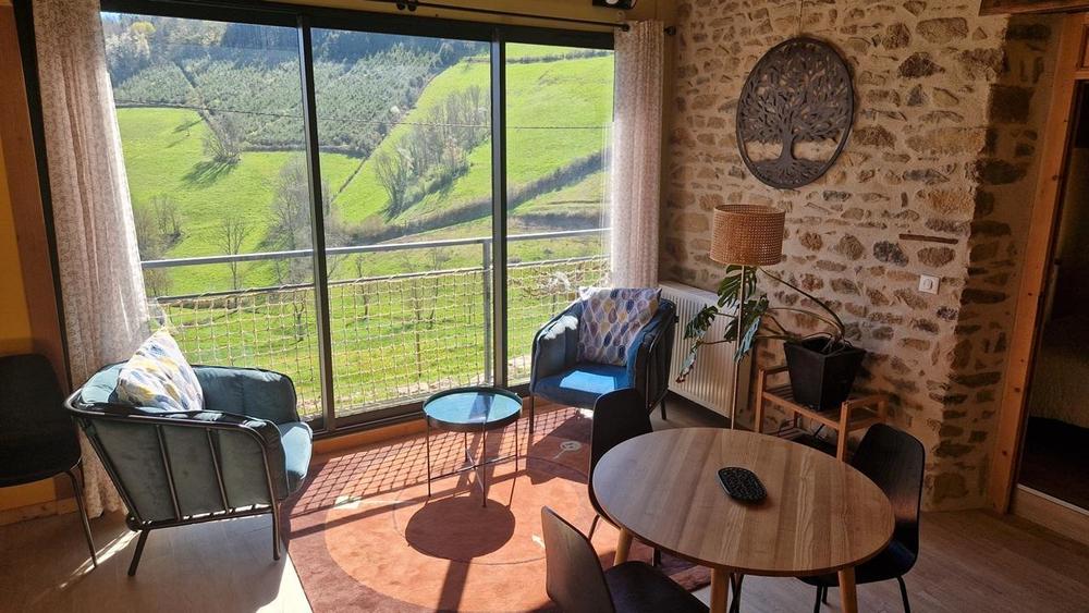 Gîte - 4 personnes - au Grand Peisselay à VALSONNE en Haut Beaujolais : le séjour à l\'étage. 