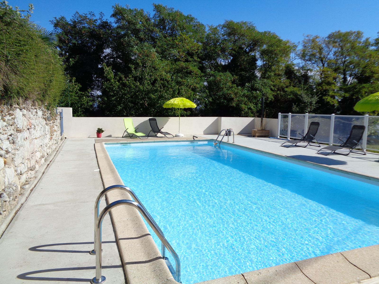 Piscine 5 X 10 m, avec plages et sièges privatifs