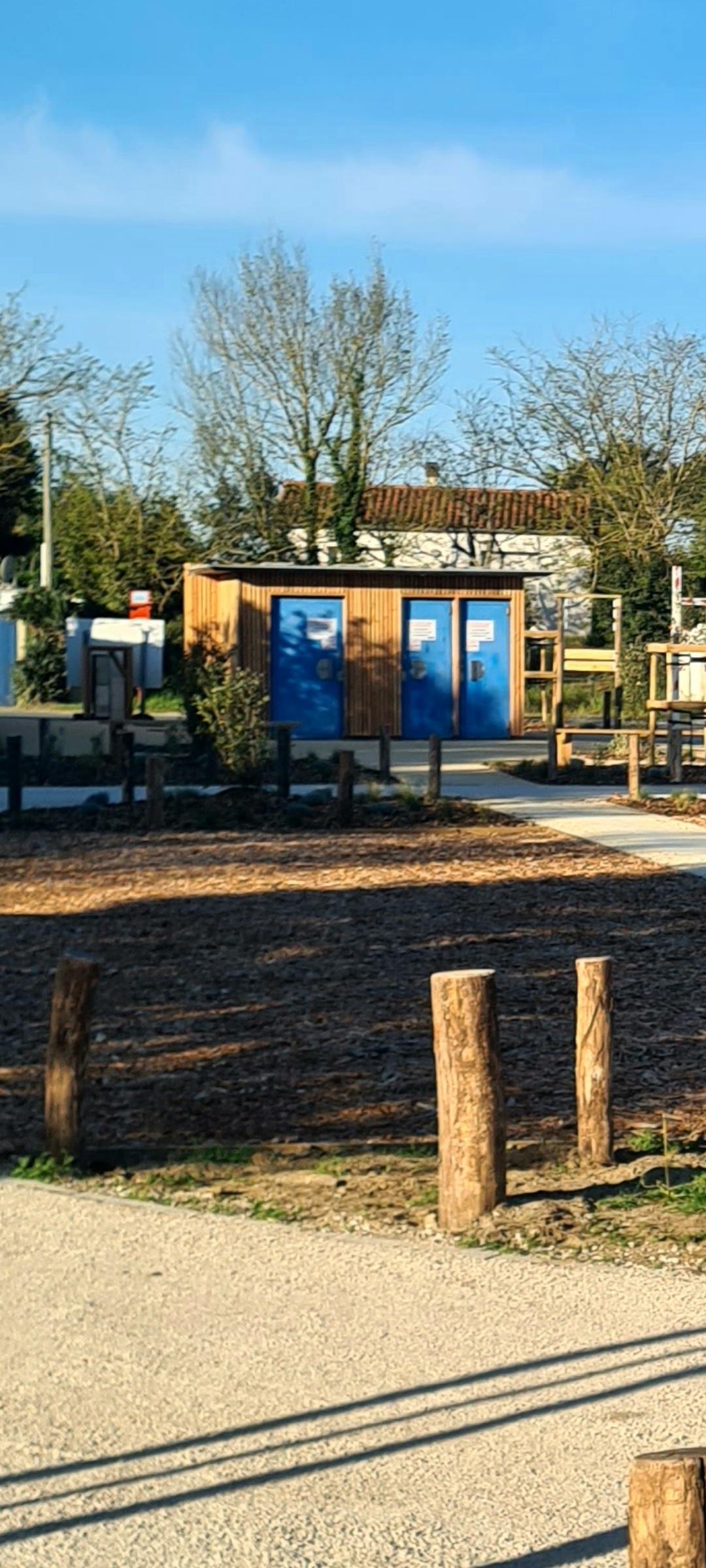 Toilettes Publiques - plage de Plaisance