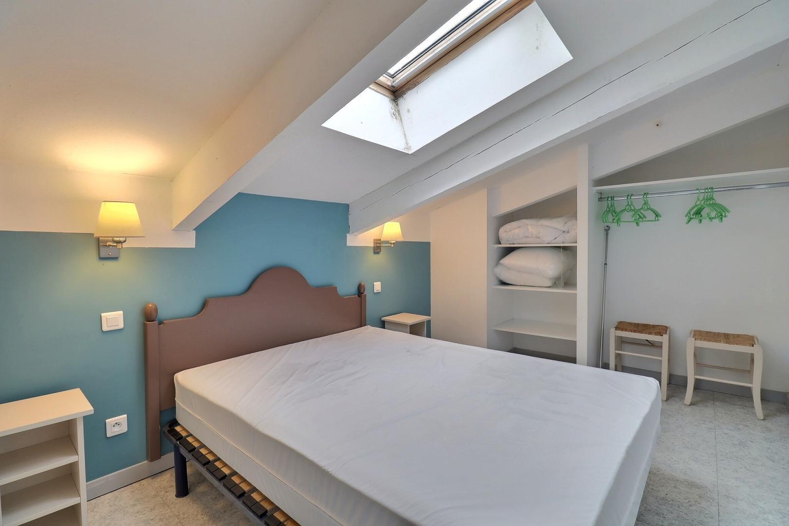 Chambre mansardée, un lit double (1x140x190), rangement, velux