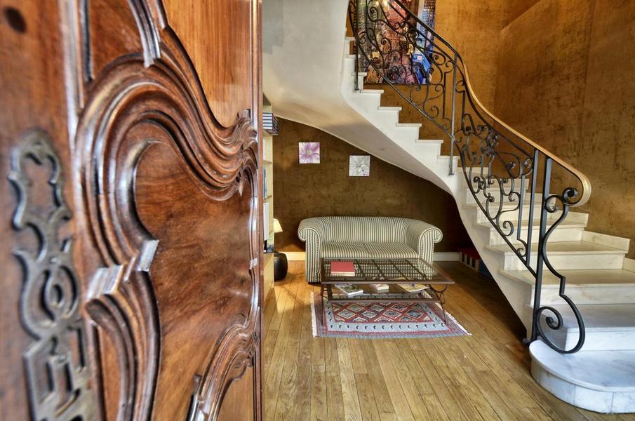 Entrée et escalier vers la chambre du 1er étage, salle de d'eau et toilettes séparées.  Entrance and stairs to the 1st floor bedroom, 