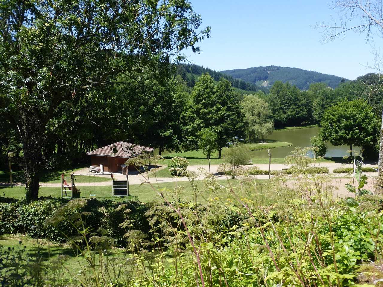 Chalet-Gîte du Plan d'eau d'Azole (Gîte N° 1) à Propières en Haut Beaujolais - proximité du Col des Echarmeaux dans le Rhône : sur place, le plan d'eau aménagé.