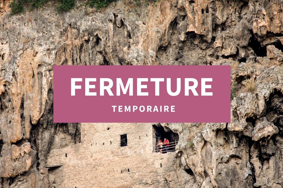 Habitats troglodytes dans le rocher de tuf_Cotignac