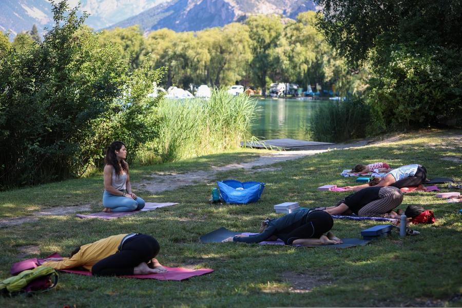 OTPDE - © OTPDE Yoga au bord du lac_La Roche-de-Rame - © OTPDE