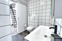 La salle d'eau avec wc