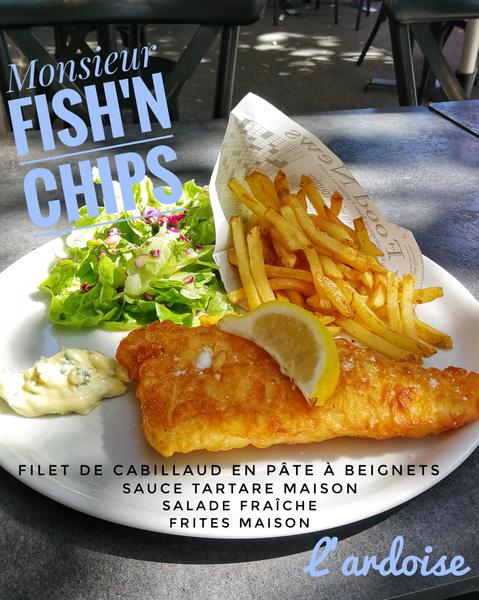 Un fish'n chips, sur l'image est inscrit le nom du plat et les ingrédients.