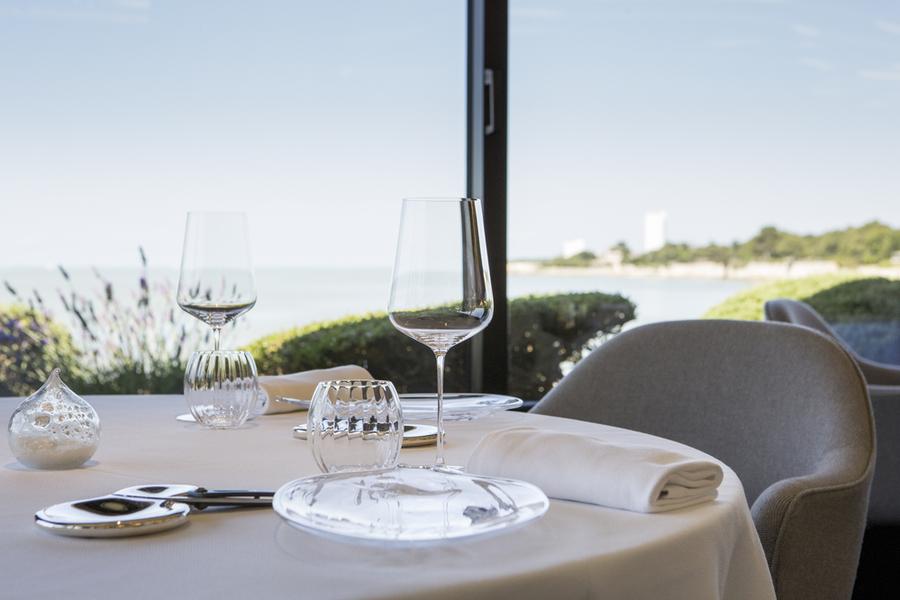 Table avec vue mer en arrière plan