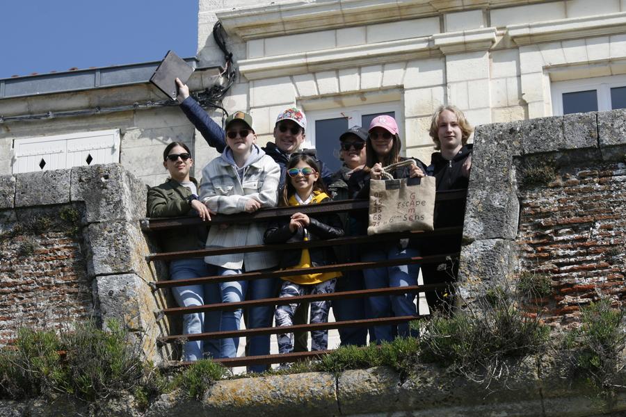 une famille prise en photo sur les remparts, depuis en bas.