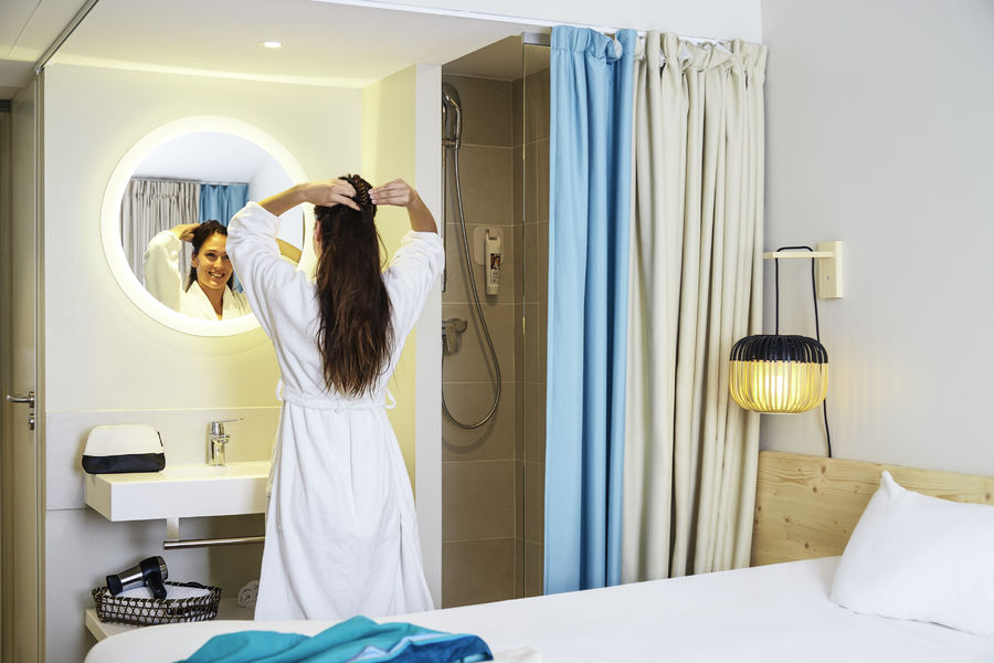 Chambre et espace salle de douche