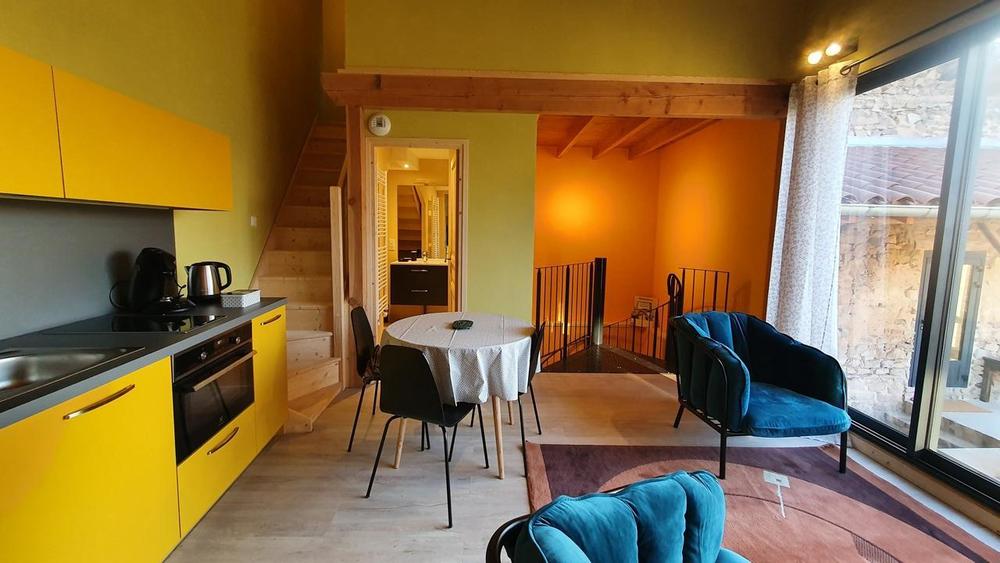 Gîte - 4 personnes - au Grand Peisselay à VALSONNE en Haut Beaujolais : le séjour (étage). 