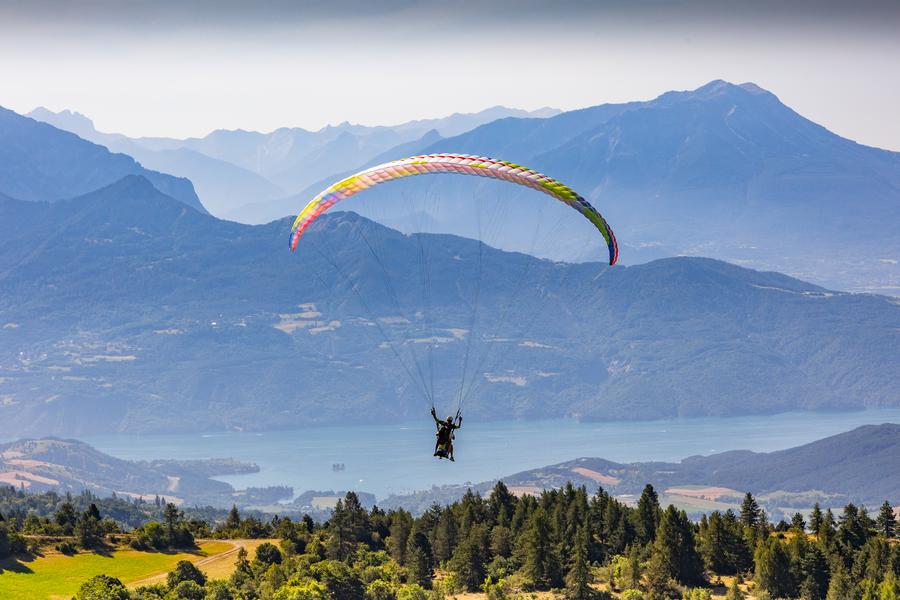 Biplace parapente entre lac et montagnes - © daniel thomas Biplace parapente entre lac et montagnes - © daniel thomas