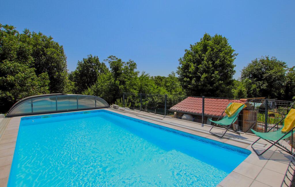 Accès à la piscine, partagée avec la famille des propriétaires et les clients de la maison d'hôtes : Ouverture du 1er Mai au 30 Septembre. Horaires d'accès : 9h30 à 12h et 17h à 19h30.
(8.5M x 4M / 1.25M d'eau sur 6.5M de long + 1M d'eau sur 2M de long). Piscine non chauffée mais le dôme permet dès le début de saison d'avoir une eau à 22° jusqu'à 30°, selon météo. Sécurisée par un abri.