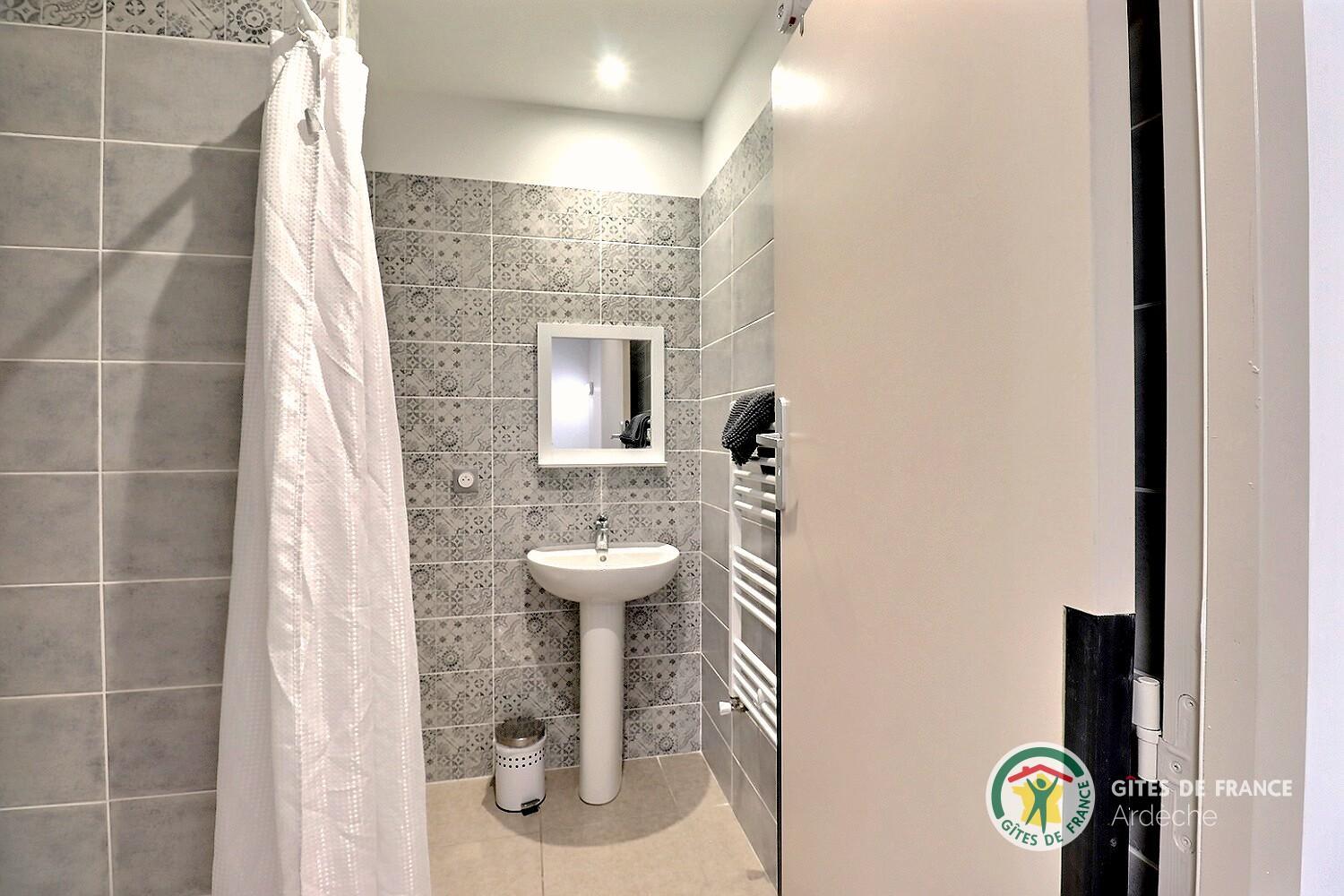 Nouveau bâtiment chambre 201 salle d'eau privative avec wc indépendant