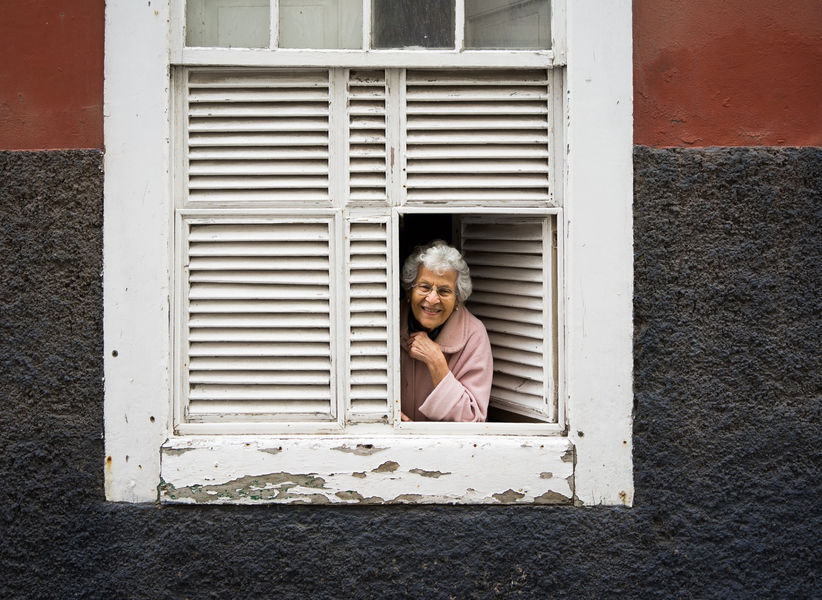 Portrait dune dame à sa fenêtre