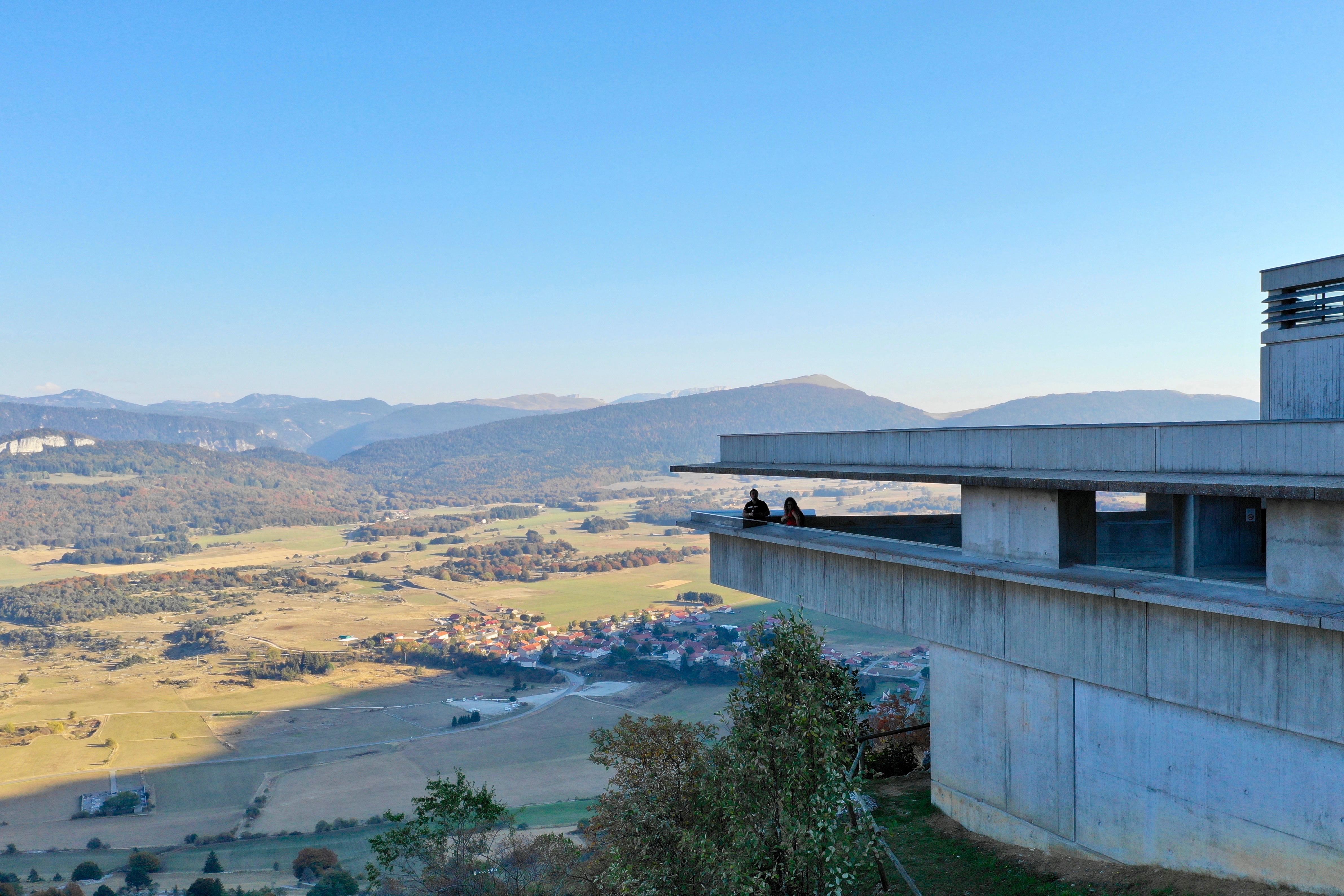 Mémorial de la Résistance en Vercors, la visite de termine sur le belvédère et sa table d'orientation, véritable sortie vers la lumière et la liberté. Une perspective imprenable sur le village de Vassieux-en-Vercors et le massif. Un moment de contemplation qui embrasse pleinement le paysage
