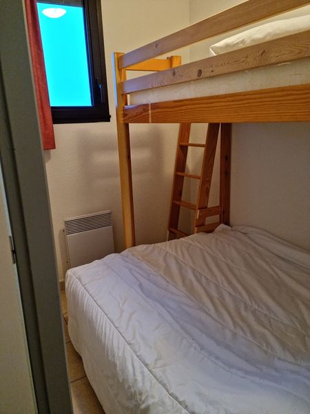 Chambre installée en lit parents