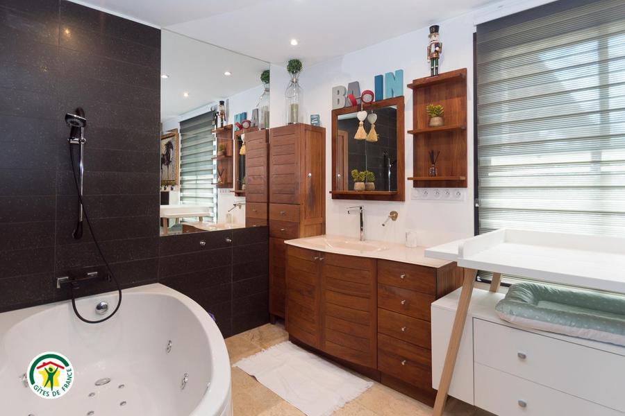 Salle de bain douche et baignoire balnéothérapie