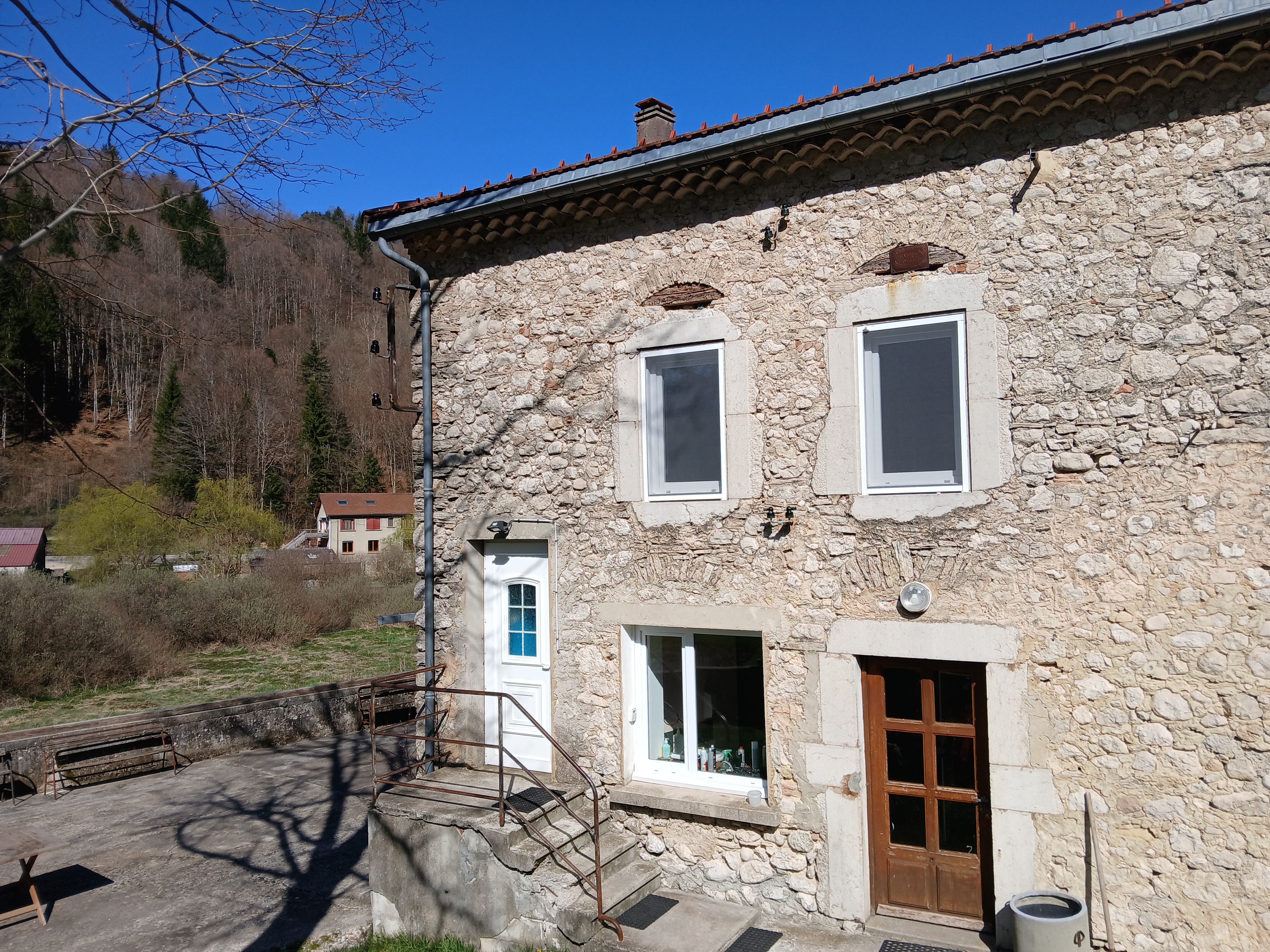 La façade sud du gîte les Ravières à Saint Agnan en Vercors.