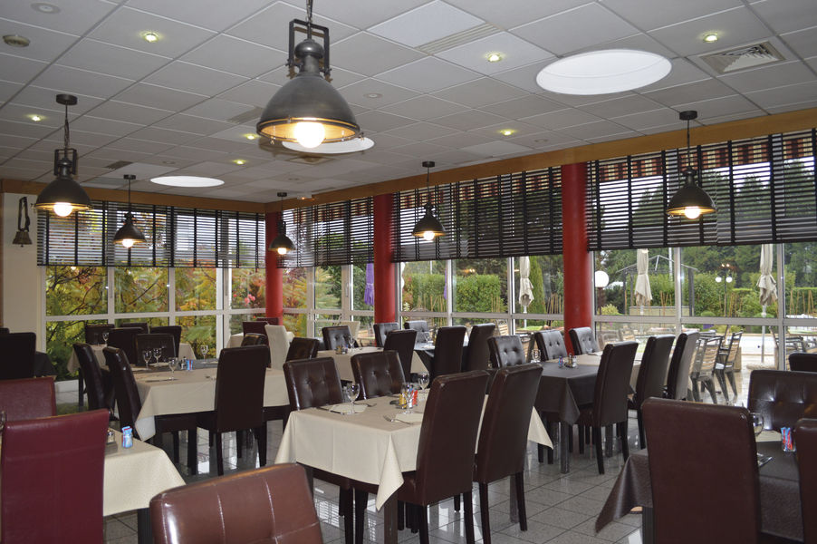 Salle de restaurant de l'hôtel