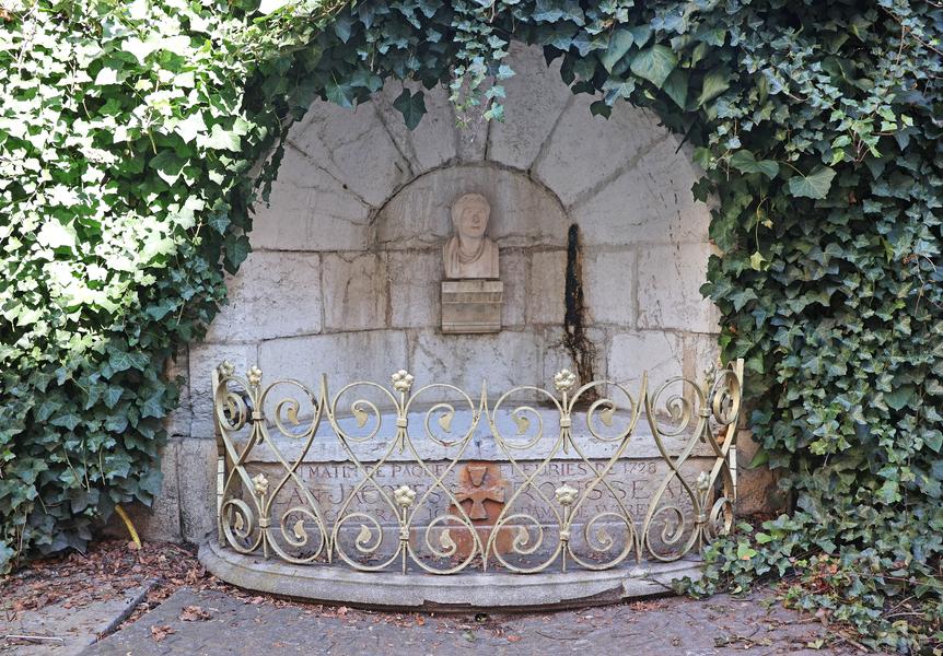 La fontaine du balustre d'or
