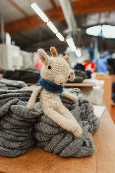Boutique et atelier de tricotage, pulls chaussettes et accessoires en fibres naturelles, fabrication 100% Française dans le Tarn