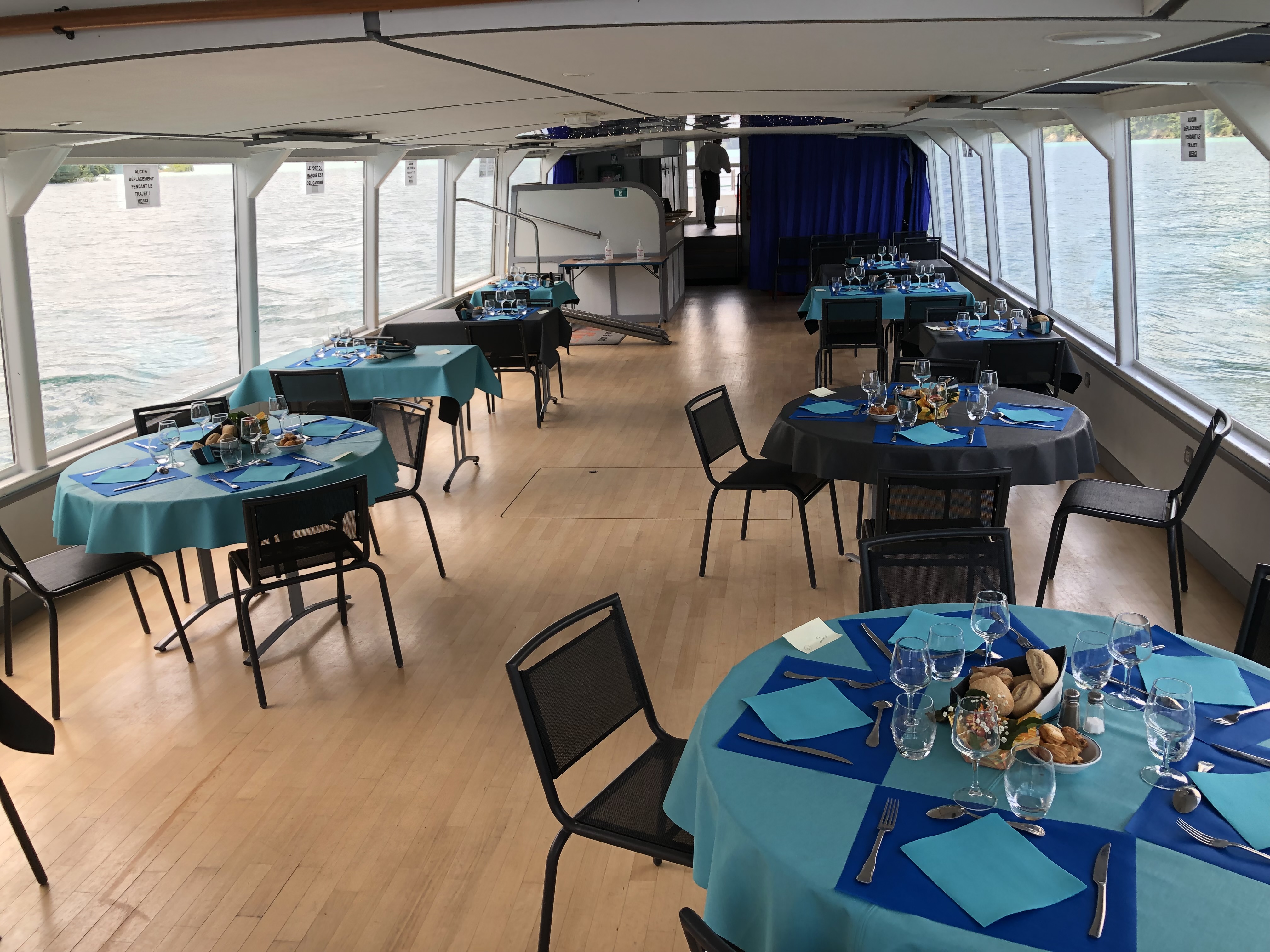 Disposition des tables pour la restauration sur le bateau
