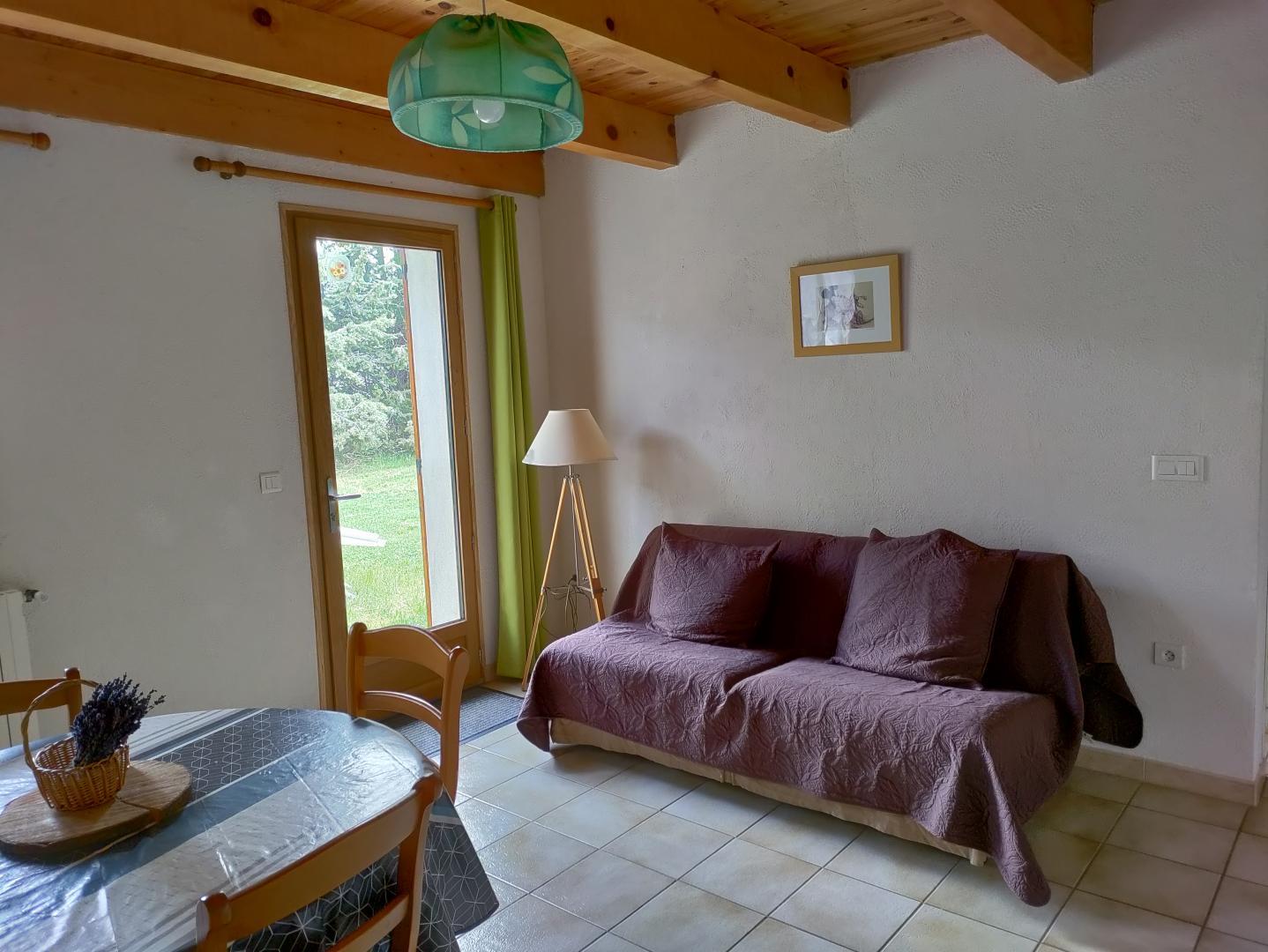 Canapé convertible dans pièce à vivre