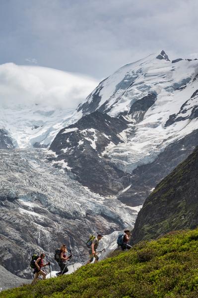 Randonneurs sous l'Aiguille de Bionnassay