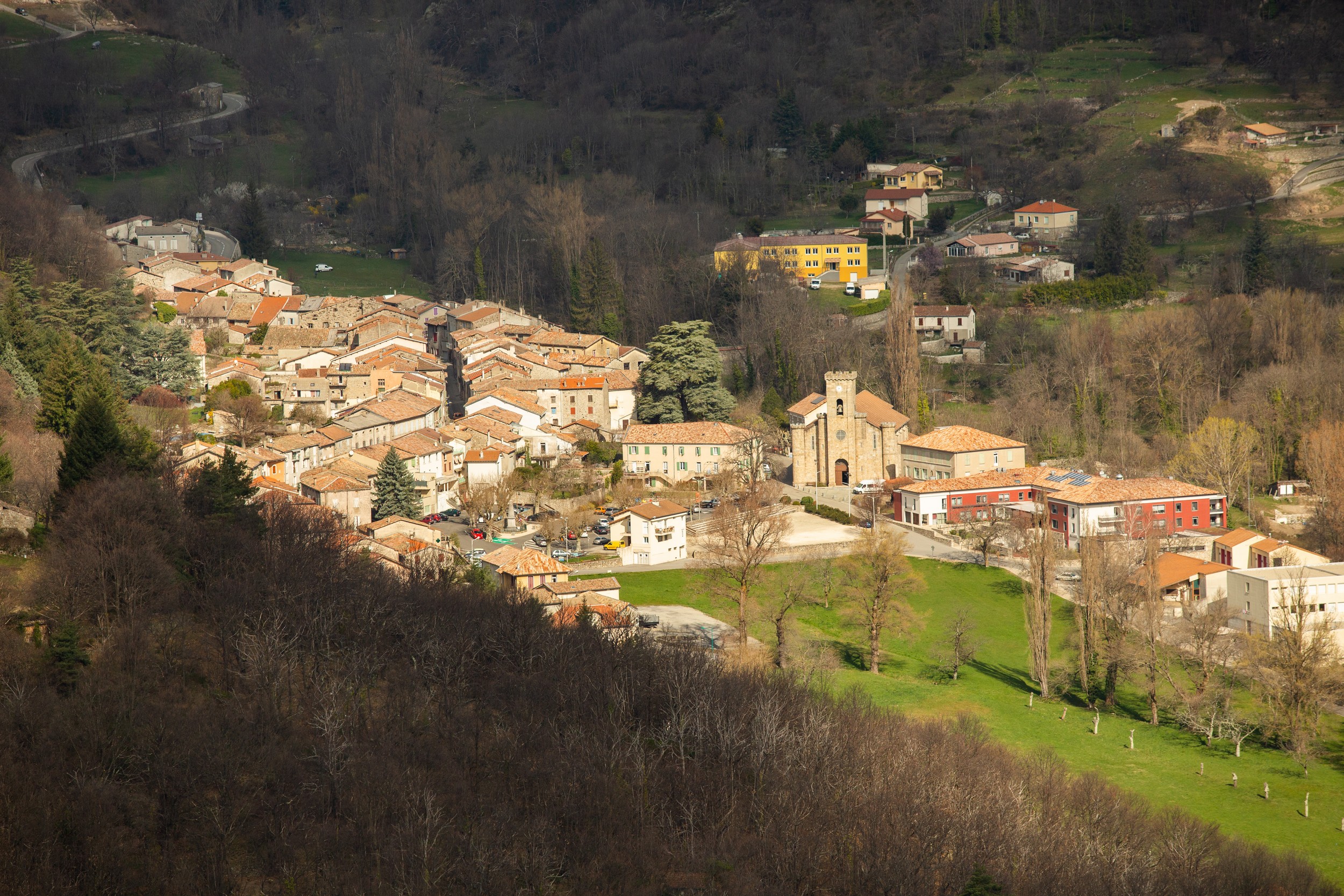 Montpezat-sous-Bauzon - Le village vu de la Gravenne ©S.BUGNON
