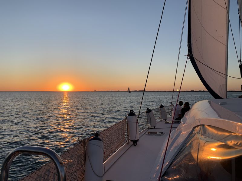 Catamaran au coucher de soleil
