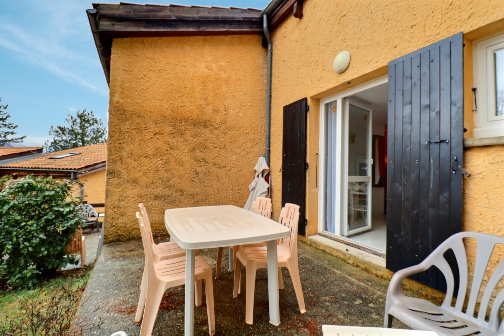 Terrasse privative, vue sur une partie du village, le Château des Gipières et la montagne