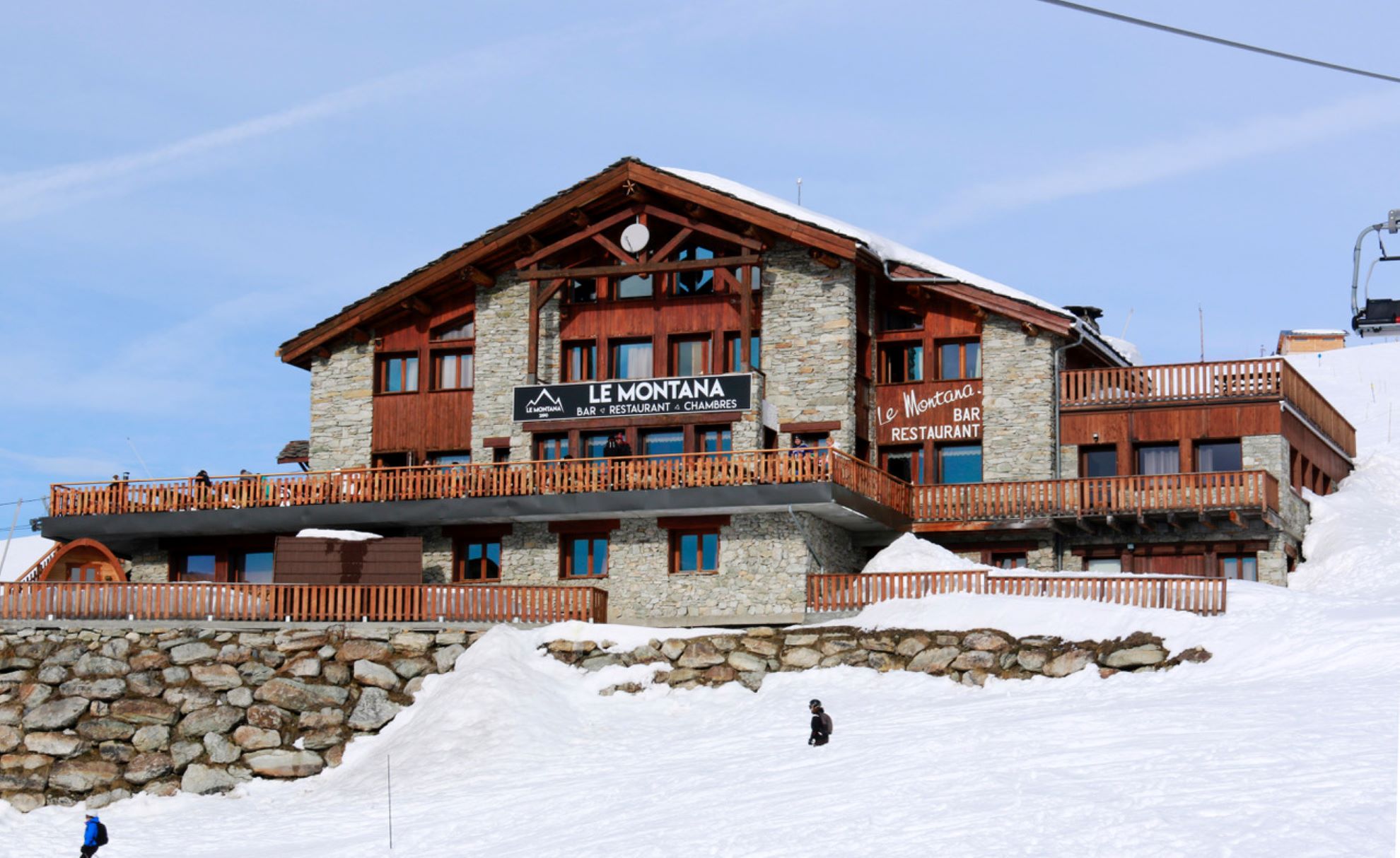 Le chalet et sa terrasse en hiver