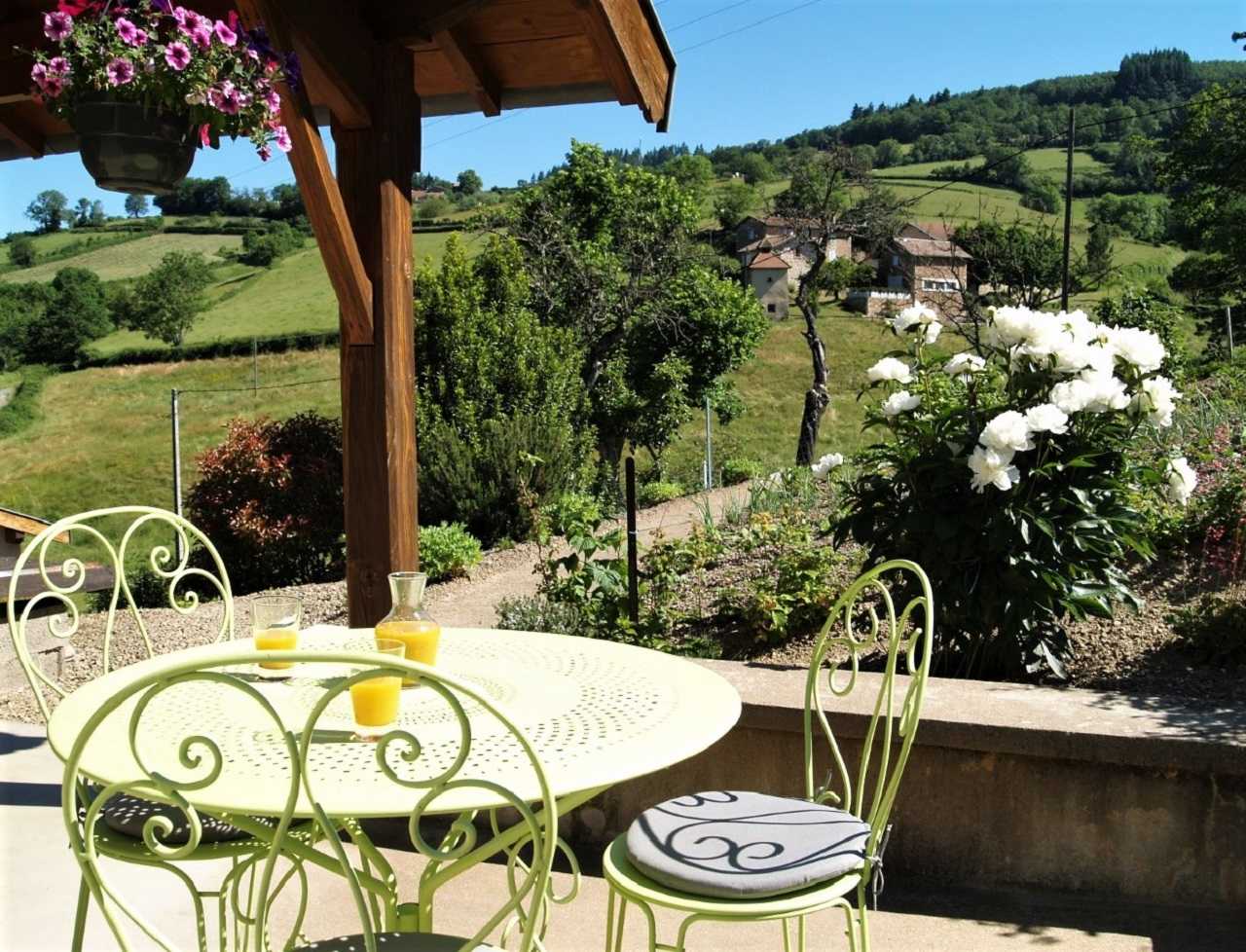 Chambre d'hôtes 'La Fuserie' à Ouroux (Rhône - Beaujolais Vert) : extérieurs.