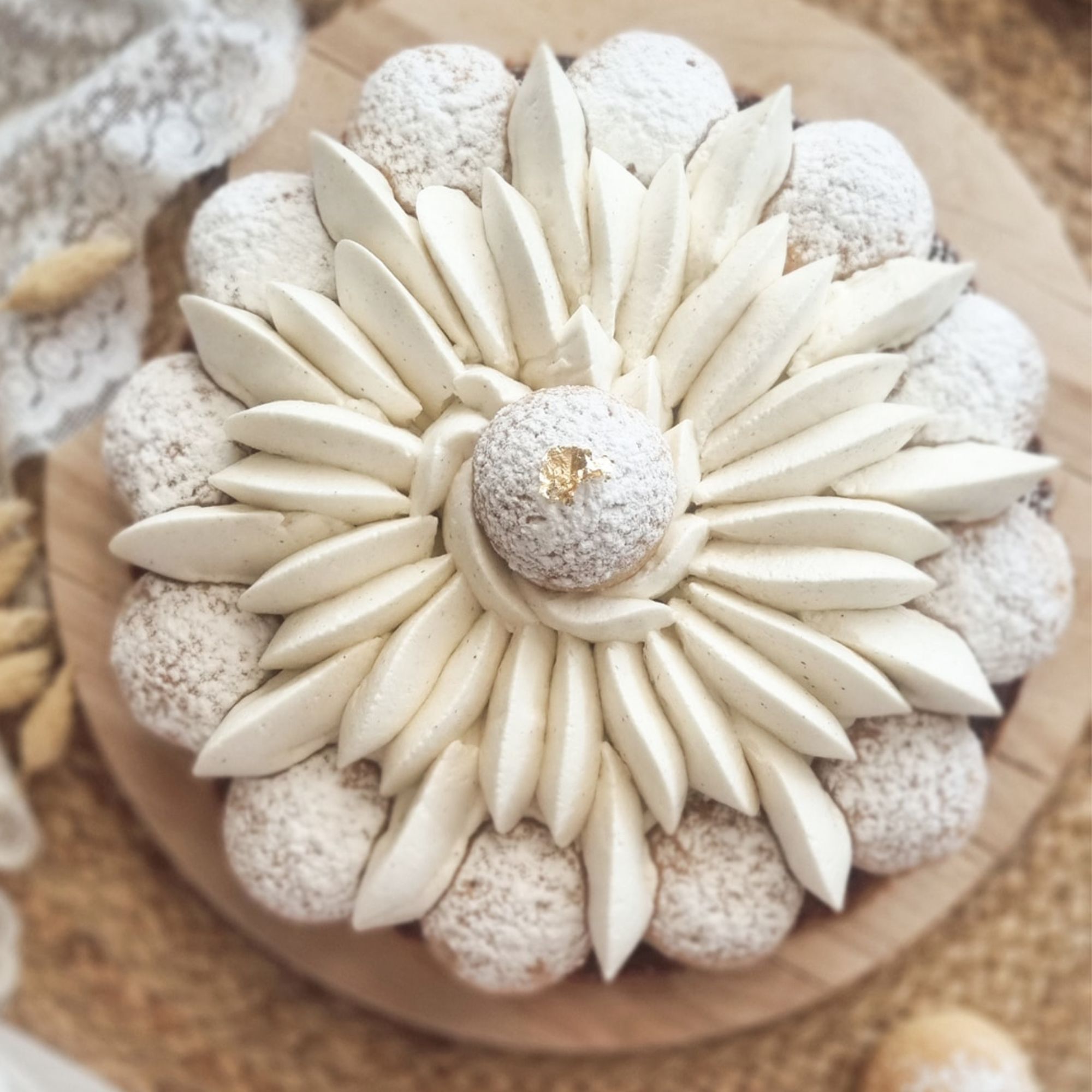 Saint Honoré artisanal - Pâte feuilletée, Choux vanille et crème légère vanille