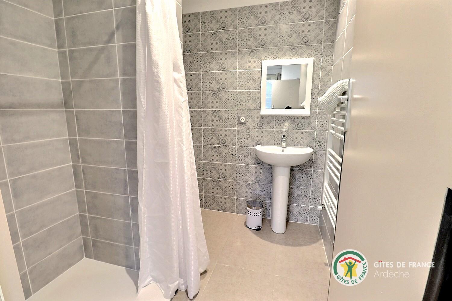 Nouveau bâtiment chambre 202 salle d'eau privative avec wc indépendant