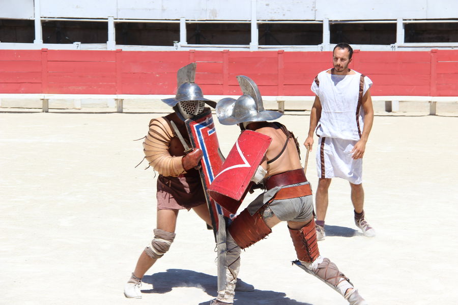 Les gladiateurs romains dans l'amphithéâtre