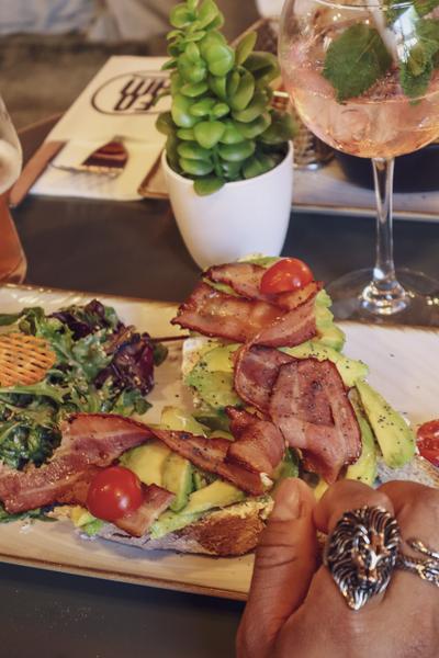 TOAST BACON AVOCADO BRUNCH PETIT DEJEUNER