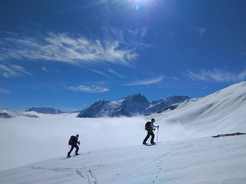 Vue sur la Meije depuis le plateau d'Emparis avec Cathy en ski nordique - © Cathy Caudart