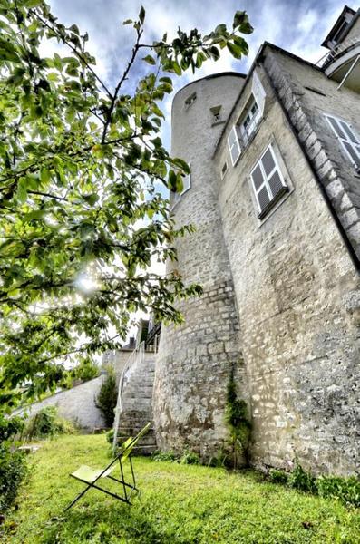 Jardin au pied de la tour, avec vue sur les remparts et la vallée. Garden ta the foot of the tower, with view to the remparts and valley. 