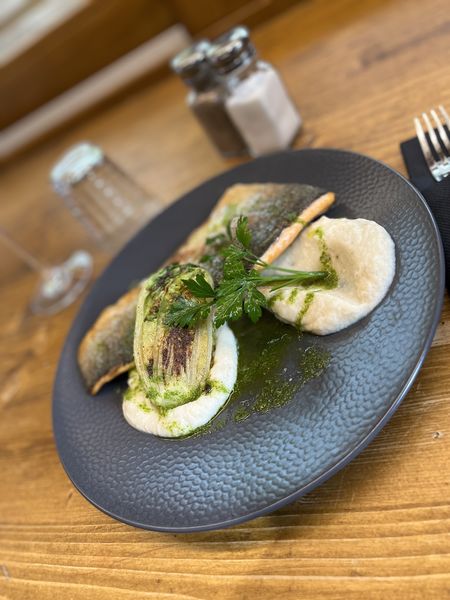 Filet de truite snackée, mousseline de choux fleur, sucrine grillée 