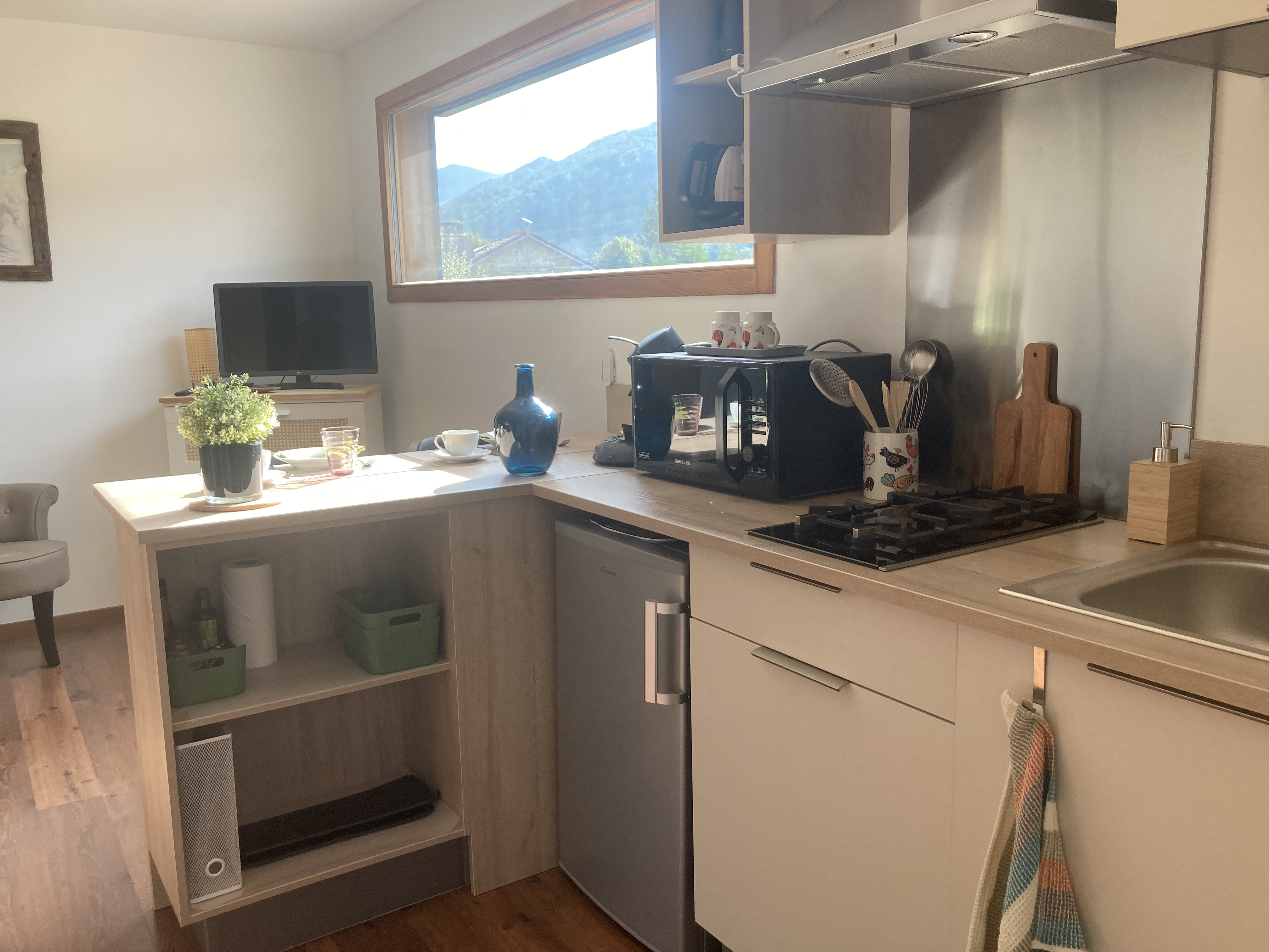 Coin cuisine bien équipé du studio Camillou à La Chapelle en Vercors