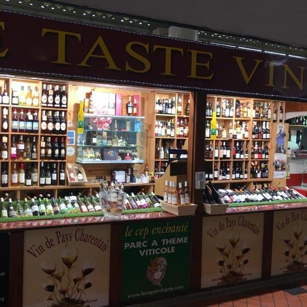 Le présentoir de la boutique avec des bouteilles de vin.