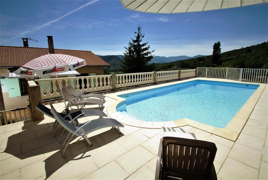 Piscine au sel 5 m X 10 m, petit bain 80 cm, fosse à plonger 2 m, légèrement surélevé à 10 m de la maison, ouverte en mai.        