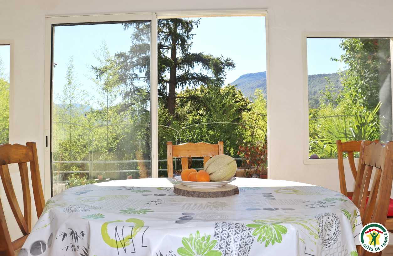 Espace repas sous la véranda, donnant directement sur la terrasse
