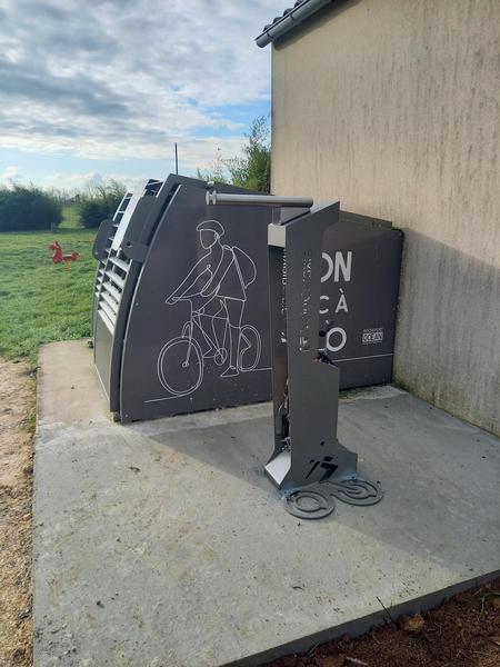 Station de réparation et de gonflage pour vélo